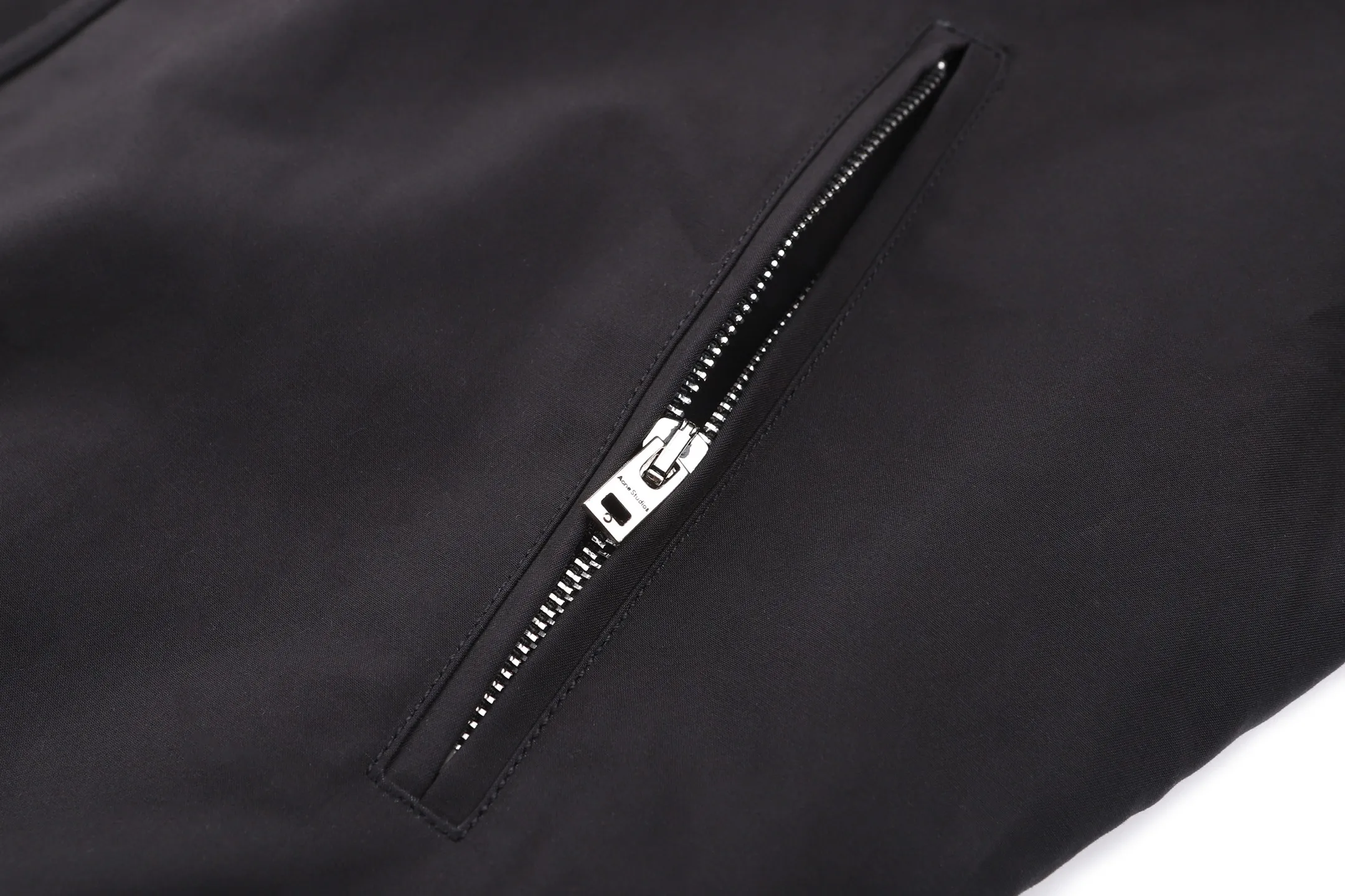 Acn Studios 25FW leather logo twill jacket ●Purchased and developed by Authentic 9500 ●100% fine cotton high-density plain woven fabric ●Cotton twill woven lining ●Padding Washed cotton ●Meli PU leather ●Template embroidery ●Fabrics enzyme wash ●Customized 1:1 leather tag ●Customized 1:1 buttons ●Customized 1:1 zipper ●Customized 1:1 rope ●Customized 1:1 trademark ●Loose fit ●Size: 42 44 46 48 ●Style number: 2130/3C#10